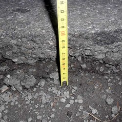 Foto di suolo stradale rovinato per assicurazione
